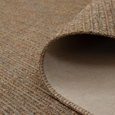 Tapete castanho listrado com base antiderrapante