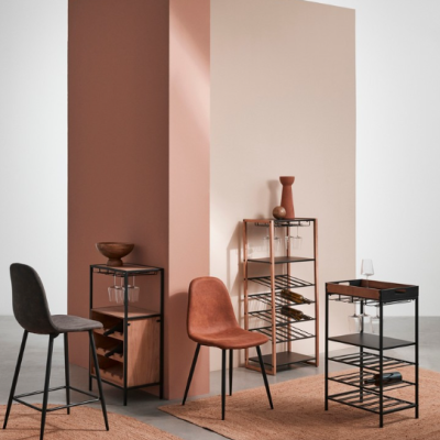 Conjunto de mobiliário para bebidas com cadeiras e tapetes de fibra em ambiente minimalista