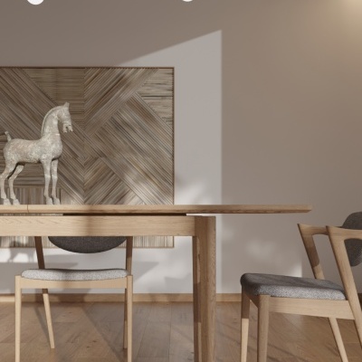 Mesa de madeira clara com cadeiras estofadas cinza e quadro geométrico de madeira na parede