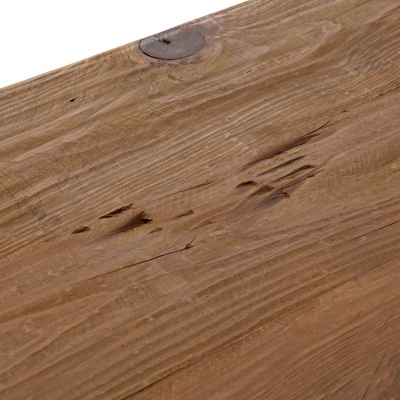 Mesa rústica de madeira castanha com nós e texturas visíveis