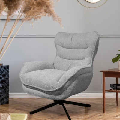 Cadeirão cinzento de tecido com textura bouclé e base preta giratória