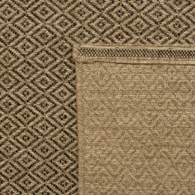 Tapete decorativo castanho e bege com padrão geométrico e textura tecida