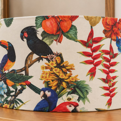 Abajur com tecido estampado de pássaros tropicais e flores