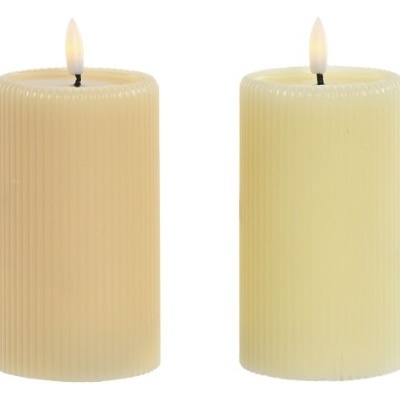 Dois candeeiros de LED em forma de vela bege clara com textura em rilhos verticais