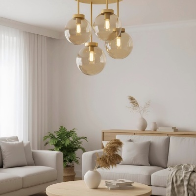 Lustre de teto com globos amarelados e sala de estar moderna com sofá cinza e mesa de madeira