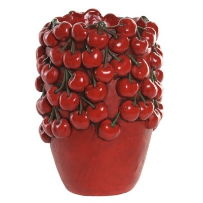 Vaso decorativo vermelho com cerejas artificiais