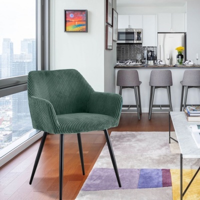 Cadeira verde estofada com pernas pretas numa sala moderna