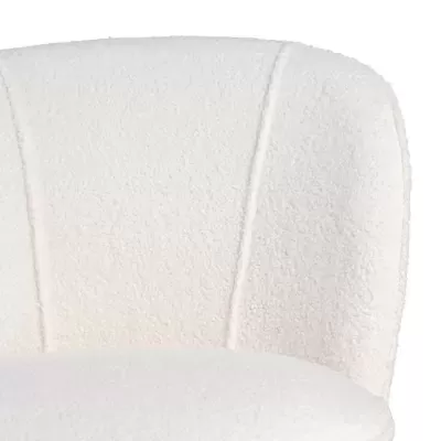 Encosto e assento de cadeira branca estofada em tecido bouclé com costuras verticais