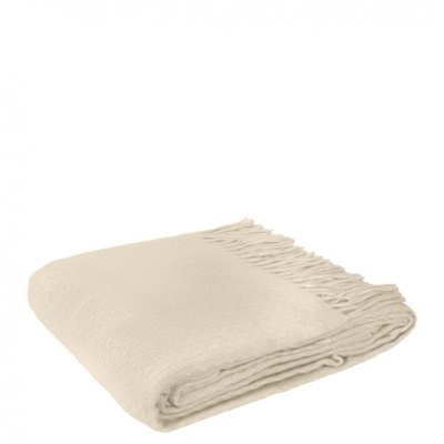 Manta bege clara com franjas dobrada