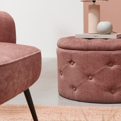 Pufe redondo rosa velho com botões e candeeiro rosa claro em base branca