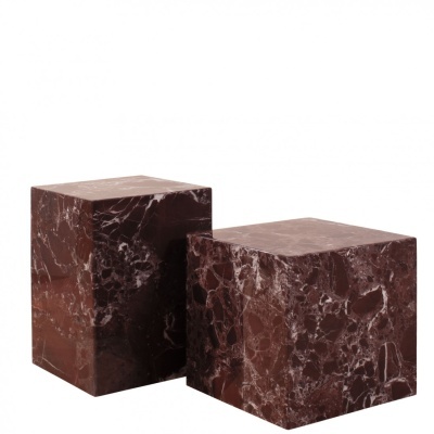 Cubos de mármore castanho escuro com veios brancos