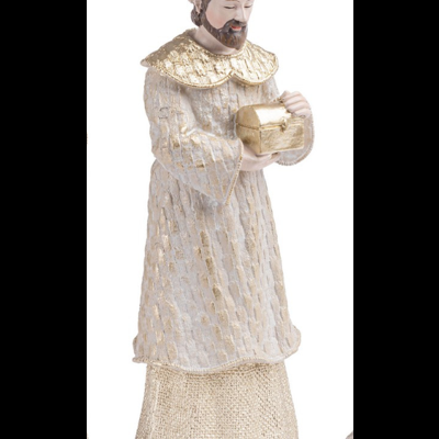 Figura decorativa de um rei mago em tecido branco e dourado com caixa