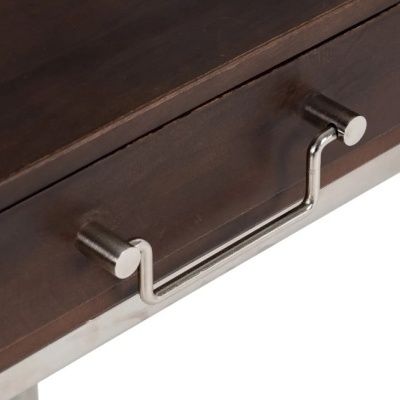 Gaveta de madeira castanha escura com puxador metálico cromado prateado