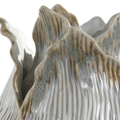 vaso decorativo cerâmica com textura estriada e bordas onduladas