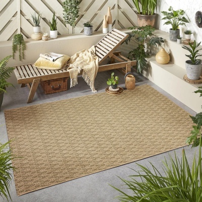 Tapete bege com padrão geométrico em área externa com espreguiçadeira de madeira, almofada, manta, cesto e plantas