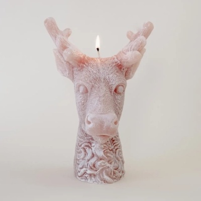 Vela decorativa cabeça de cervo rosa claro e branco com pavio aceso