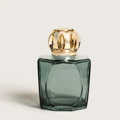 Frasco de vidro verde-azulado com tampa dourada decorativa