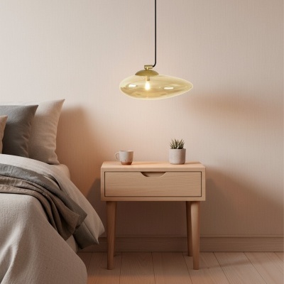 Mesa de cabeceira em madeira com caneca e vaso, luz pendente amarela, cama com roupa cinzenta