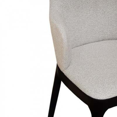 Cadeira estofada cinza claro com pernas de madeira escura