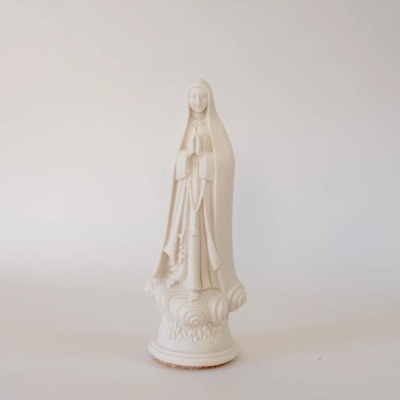Estatueta branca de Nossa Senhora com terço e base decorada