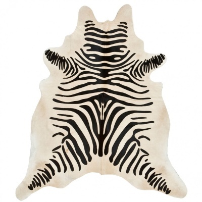 Tapete em pele com padrão de riscas de zebra em preto e branco