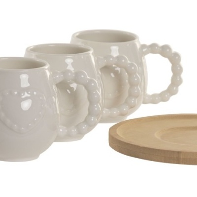 Três canecas cerâmicas brancas com alças esféricas e um prato de madeira