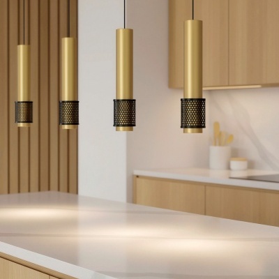 Cozinha moderna com bancada branca em mármore e candeeiros pendentes dourados