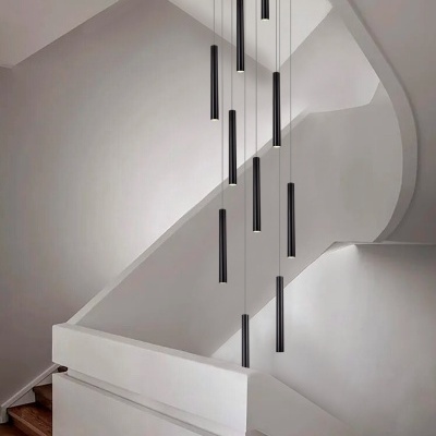 Escadaria branca moderna com candeeiros pendentes pretos cilíndricos