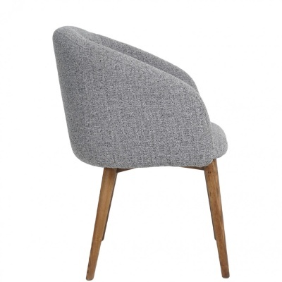 Cadeira cinza estofada com pernas de madeira clara