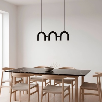 Mesa de jantar em mármore preto com cadeiras de madeira clara e pendente preto minimalista