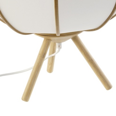 Luminária de mesa branca com base de madeira clara e três pernas