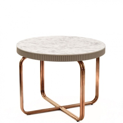 Mesa de centro redonda em mármore branco com base de metal cobre entrelaçada