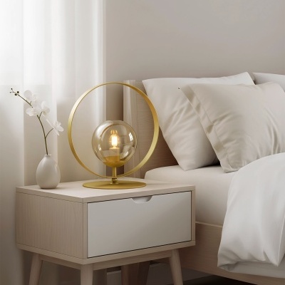 Mesa de cabeceira com lâmpada dourada e vaso branco ao lado de cama com roupa de cama branca