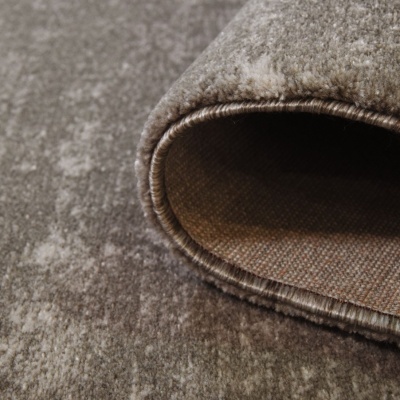 Tapete têxtil bege claro com textura felpuda