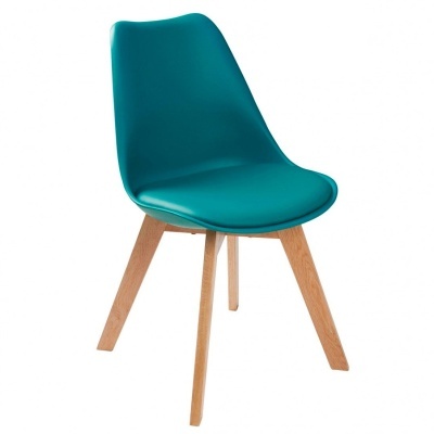 Cadeira azul turquesa com pernas de madeira clara