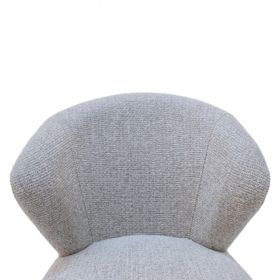 cadeira estofada cinzento claro com encosto curvo