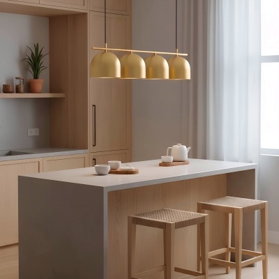 Cozinha moderna com ilha branca e taburetes de madeira