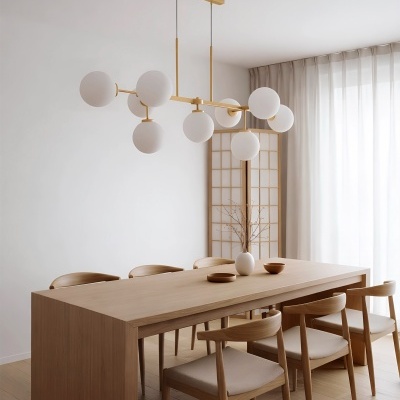 Mesa de jantar em madeira clara com cadeiras e candeeiro pendente moderno numa sala com pareces e cortinas claras