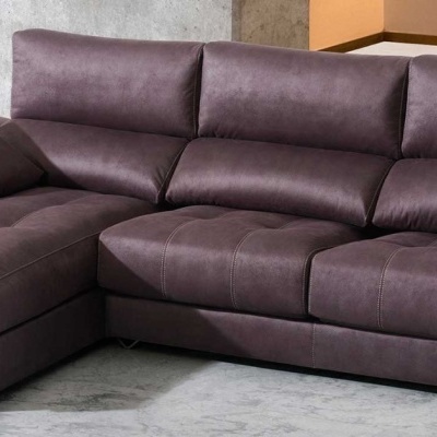 Sofá chaise longue castanho escuro com almofadas e encostos ajustáveis numa sala moderna