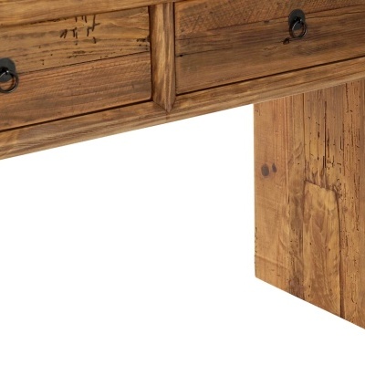 Móvel rústico de madeira com duas gavetas e puxadores metálicos