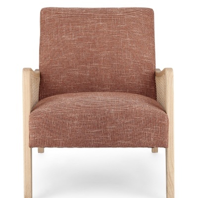 Cadeira castanha com estrutura de madeira clara sobre fundo branco