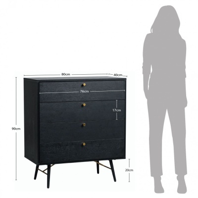 Cômoda preta em madeira com quatro gavetas e puxadores dourados, vista com dimensões e silhueta para escala