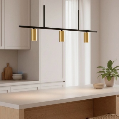Lustre pendente com três luzes douradas numa cozinha moderna minimalista com balcão de madeira e bancos trançados.