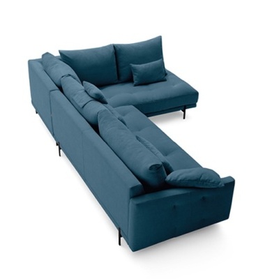 Sofá de canto modular azul escuro com almofadas e pernas metálicas finas