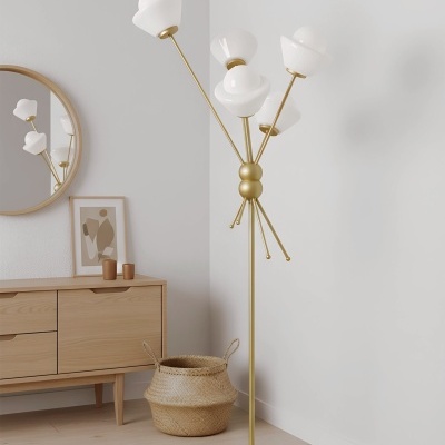 Lâmpada de pé dourada com flores brancas ao lado de móvel em madeira clara e cesto de vime