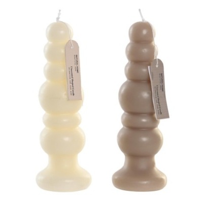 Duas velas decorativas em forma de bolinhas empilhadas, creme e castanha clara.