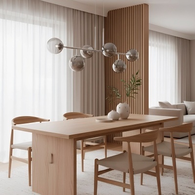 Mesa de jantar em madeira clara com cadeiras e pendente moderno em sala iluminada