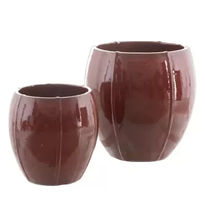 Dois vasos de cerâmica castanho avermelhado com acabamento brilhante e textura ondulada