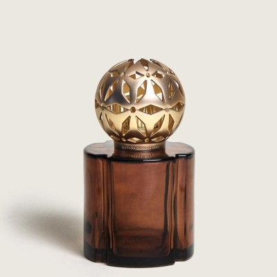 Frasco de perfume vidro castanho com tampa dourada esférica recortada