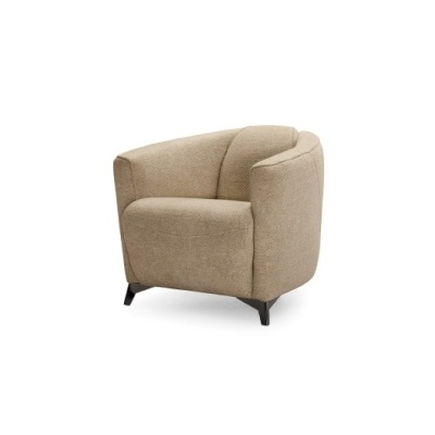 Poltrona bege claro com textura e pés em madeira escura